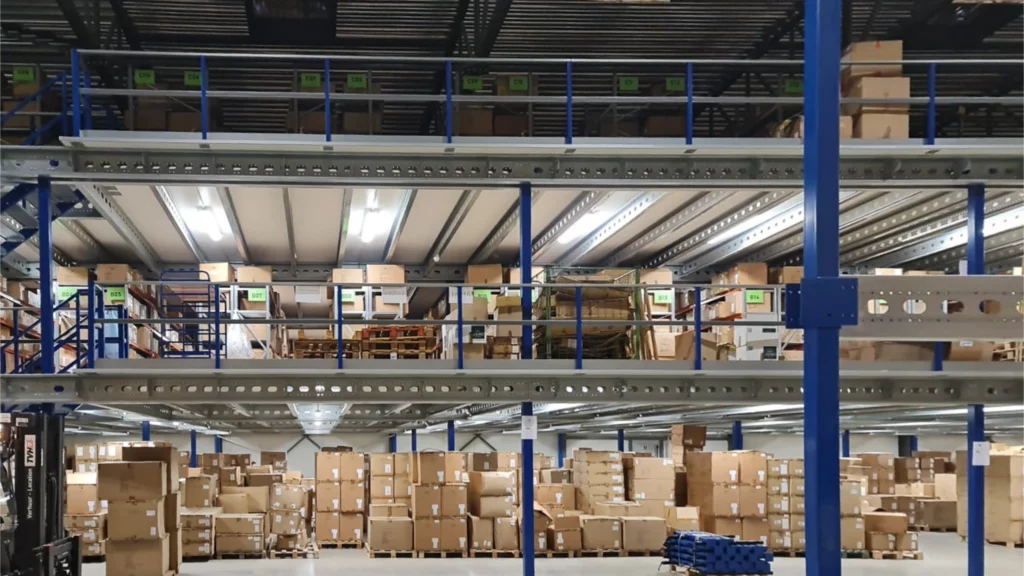 Verdiepingsplatform met rekkenstructuur voor palletopslag op meerdere niveaus.