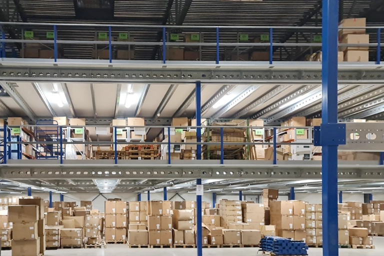 Montage van magazijnrekken en stellingen in een professioneel magazijn met palletopslag