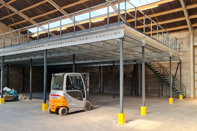 Tussenvloer montage met mezzanine in een professioneel magazijn